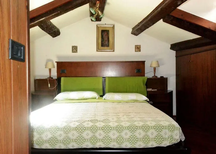 Relaxing Venetian Flat